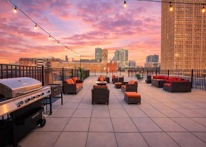 Mccormick 3br/2ba Luxury For Up To 8 Guests With Optional Parking And Gym Access Chicago
