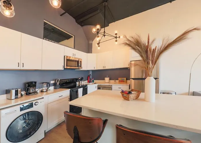Mccormick 3br/2ba Luxury For Up To 8 Guests With Optional Parking And Gym Access Chicago